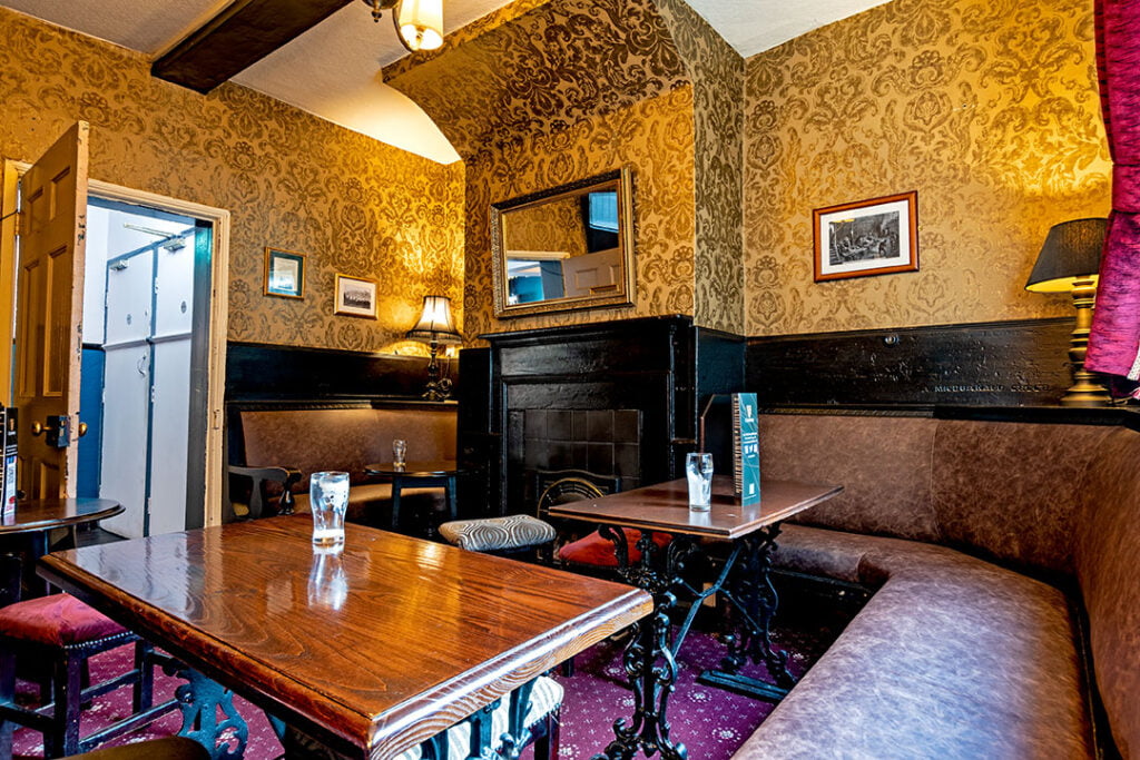 Dog & Partridge, Sheffield: Pub room (photo 5)