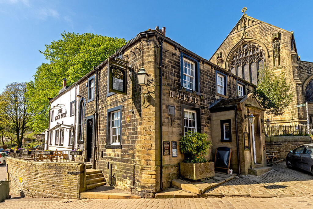 Black Bull: Pub with church behind