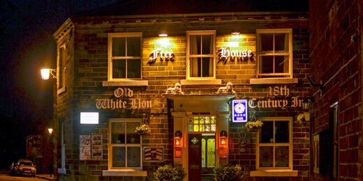 Old White Lion, Haworth: Pub exterior at night