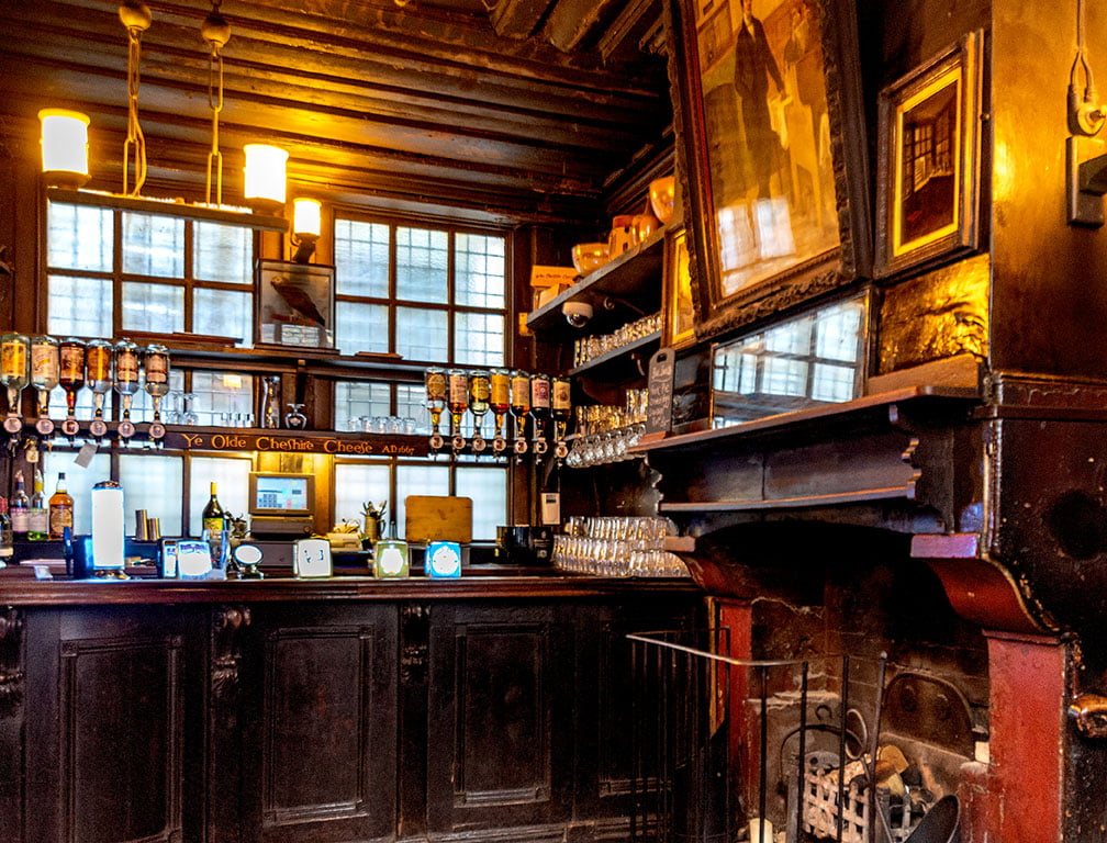 Olde Cheshire Cheese, Fleet Street: Bar counter with fireplace to right