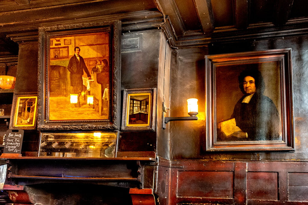 Olde Cheshire Cheese, Fleet Street: Bar wall with paintings