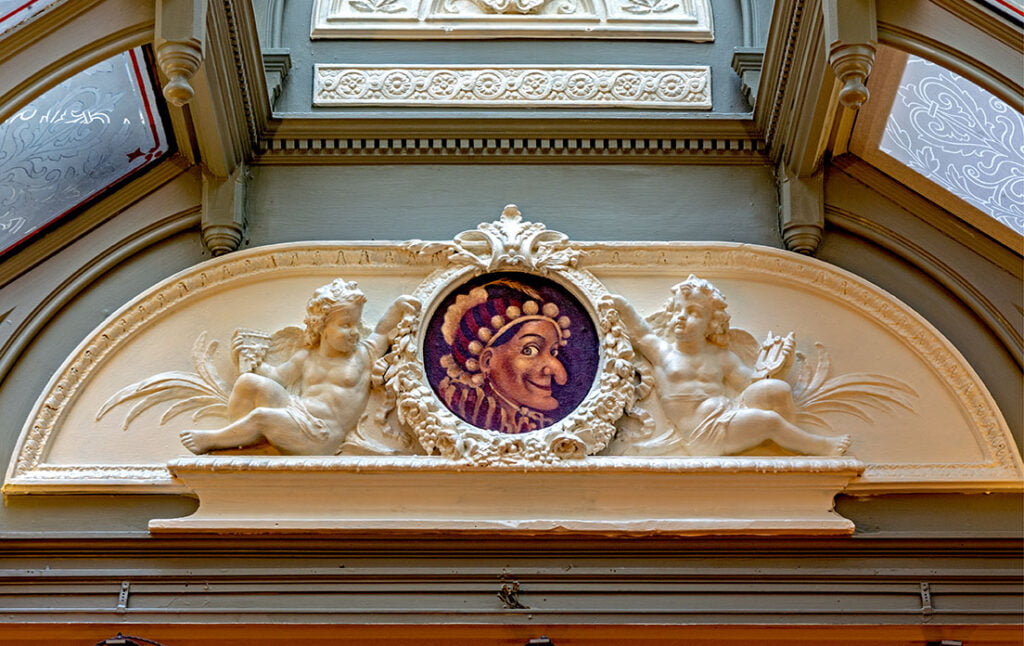 Punch, Fleet Street: Image of Mr Punch with sculpture each side