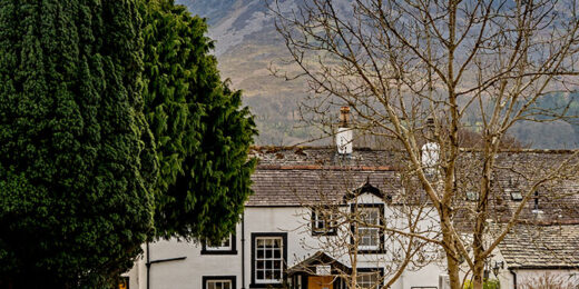Kirkstile Inn, Loweswater: Pub with hill behind