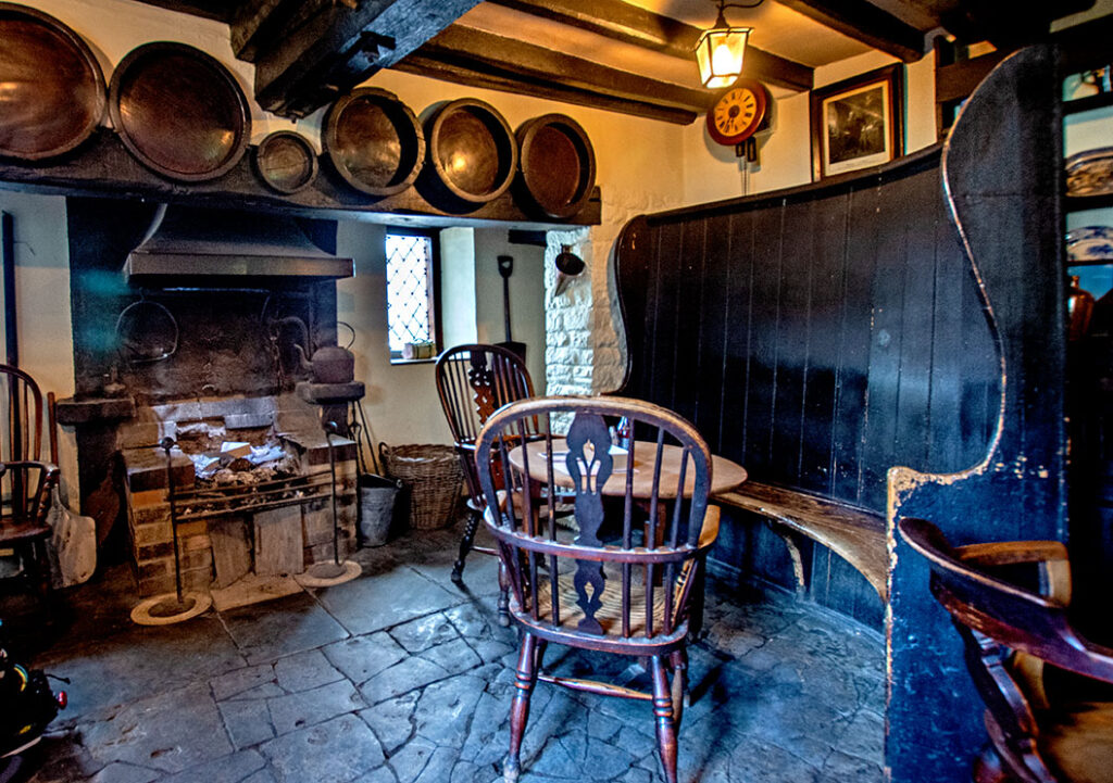 Fleece, Bretforton: Fireplace and large curved settle