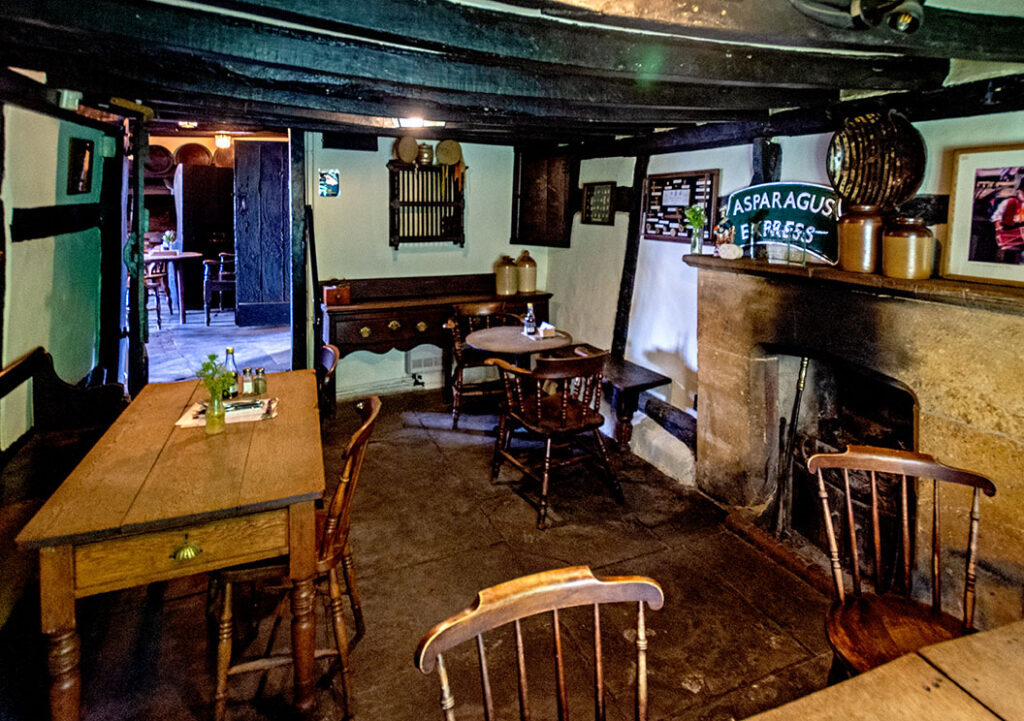 Fleece, Bretforton: Small room with fireplace to right (photo 6)