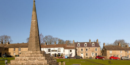 Fox & Hounds, West Burton: monument & village green in foreground