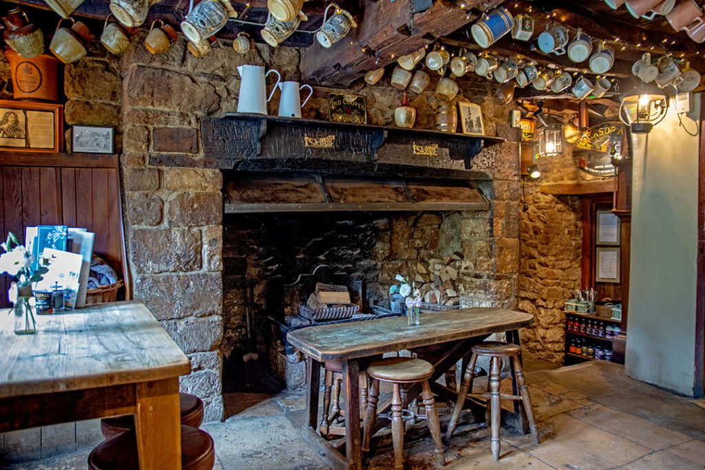 Falkland Arms, Great Tew: Room with fireplace