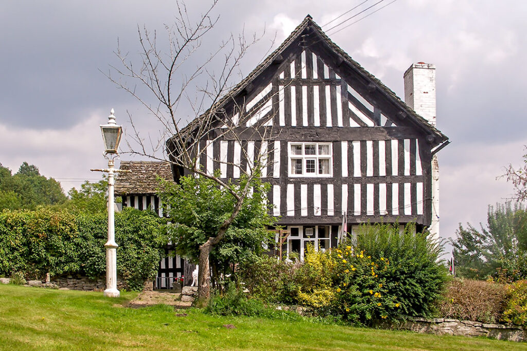 Rhydspence Inn: Close-up of gable-end and lamp post