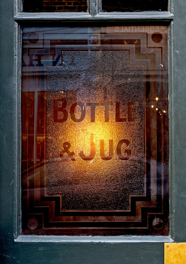 Royal Oak, Bethnal Green: 'Bottle & Jug' window