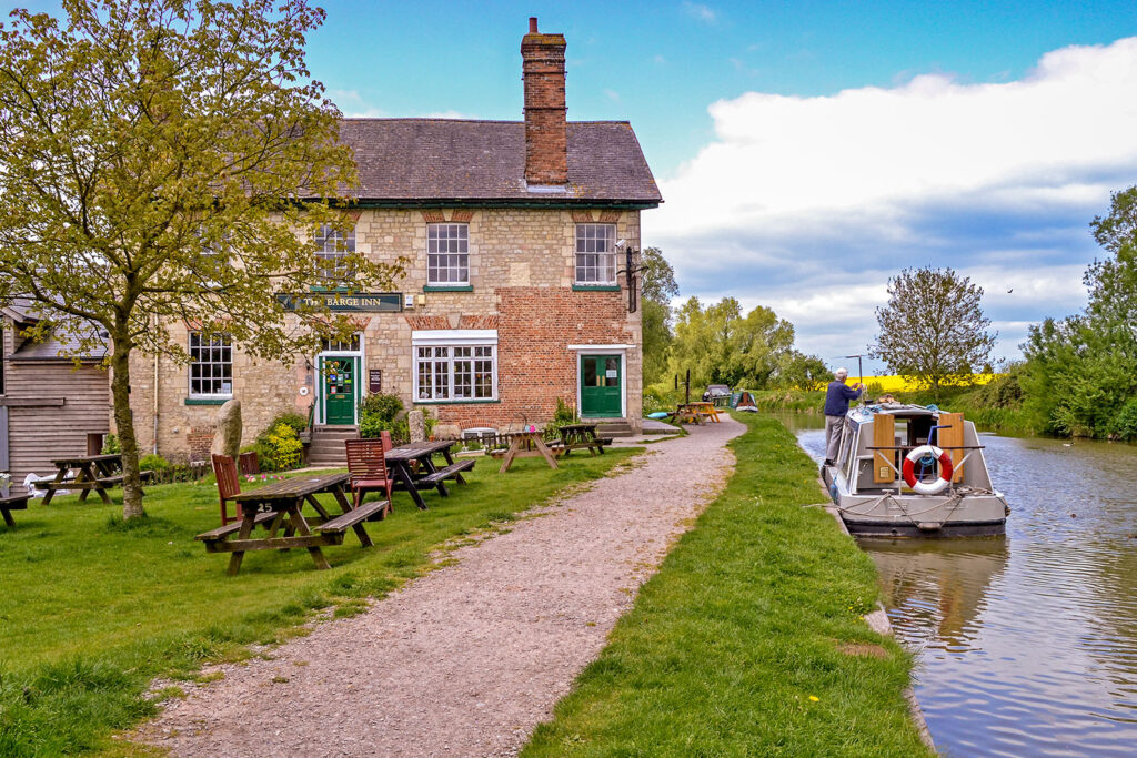 Barge Inn, Honeystreet: Pub & canal