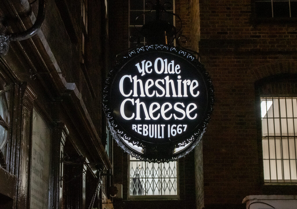 Olde Cheshire Cheese, Fleet Street: Illuminated lantern at night