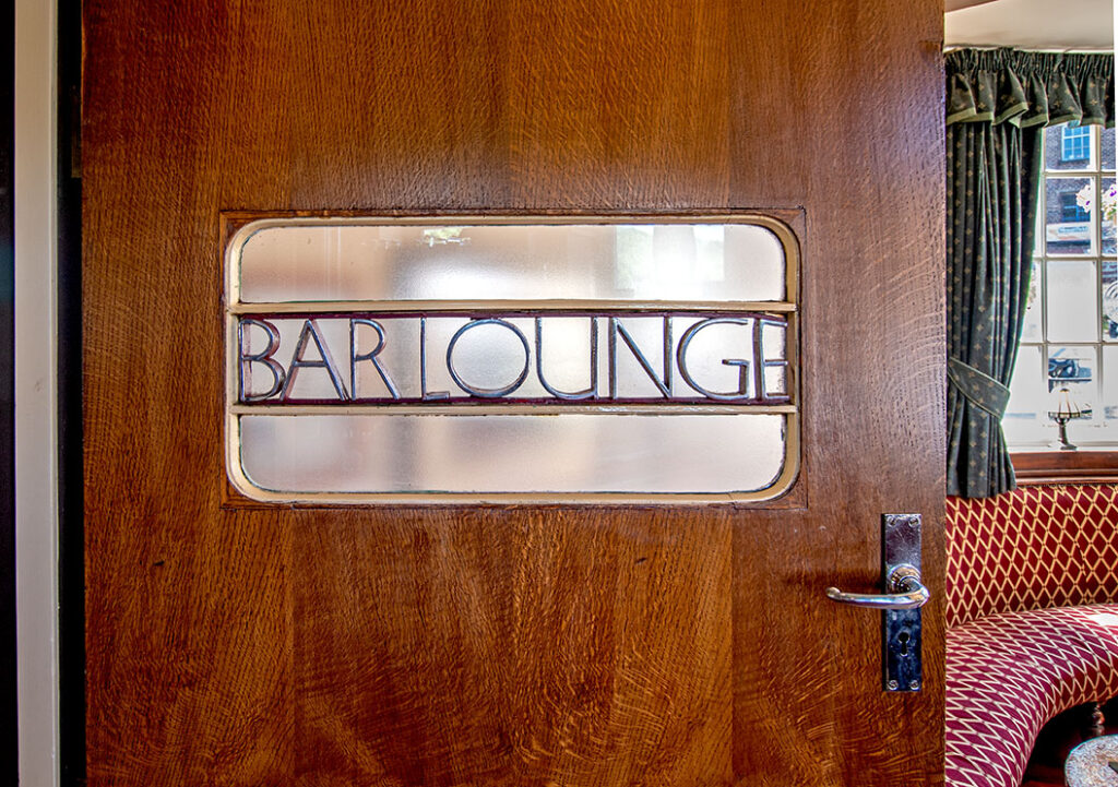 Three Pigeons, Halifax: Door with art deco'Bar Lounge' sign