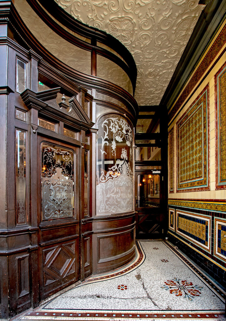 Prince Alfred, Maida Vale: Entrance with tiled wall to right