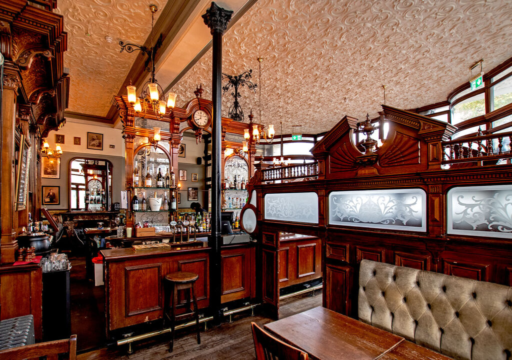Prince Alfred, Maida Vale: Room with black column in centre