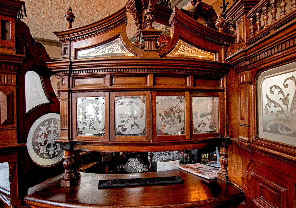 Prince Alfred, Maida Vale: Snob srceens on bar counter