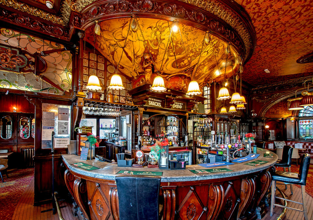 Warrington Hotel, Maida Vale: Bar counter with canopy above