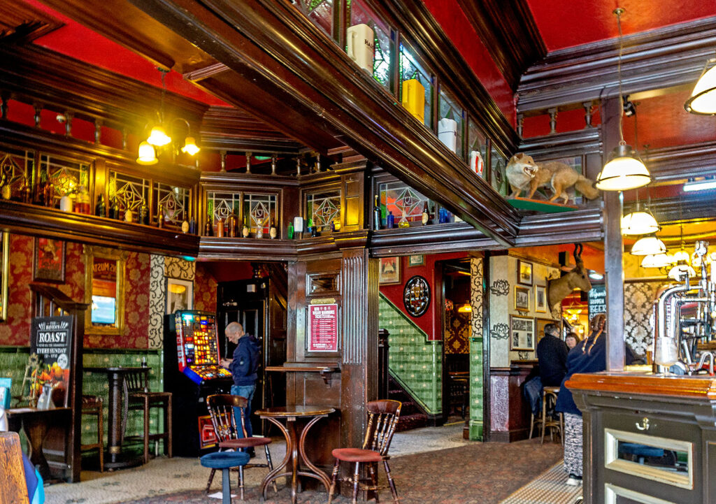 Raven, Wigan: Interior