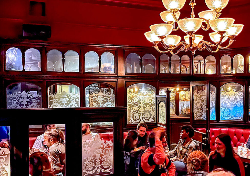 Adelphi, Leeds: Front Smoke Room with customers