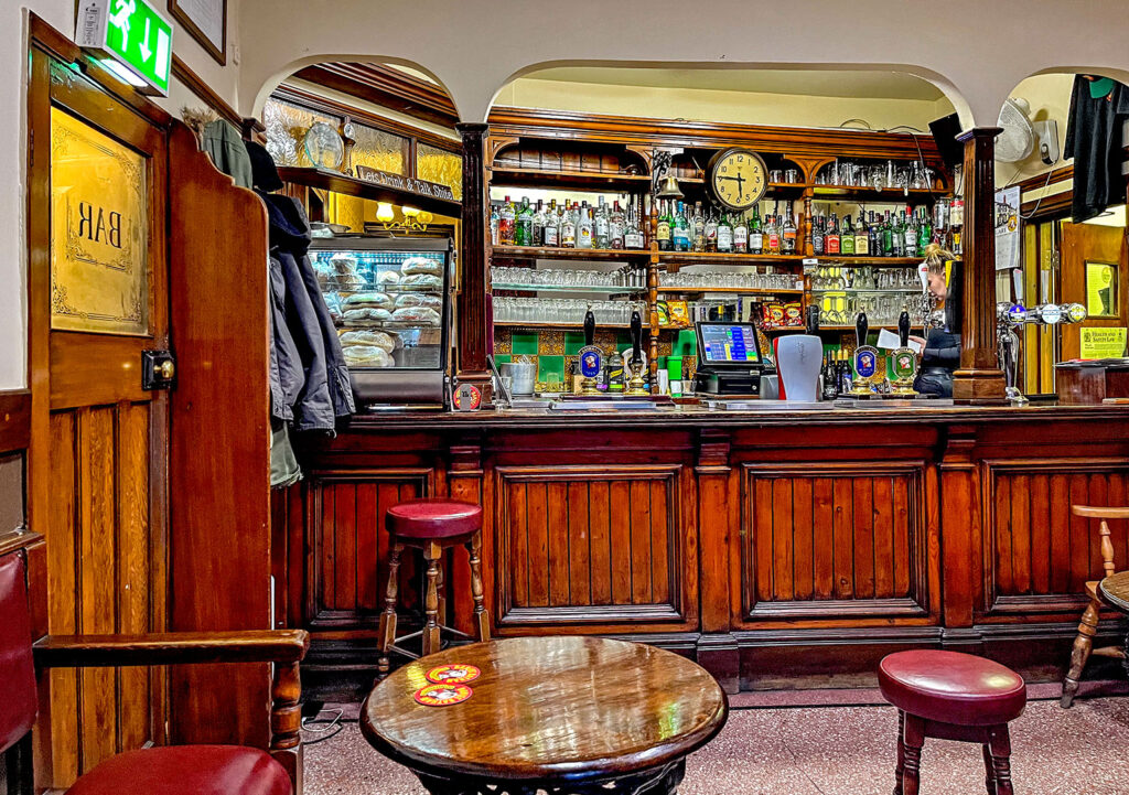 Vine, Brierley Hill: Public Bar with red-brown counter