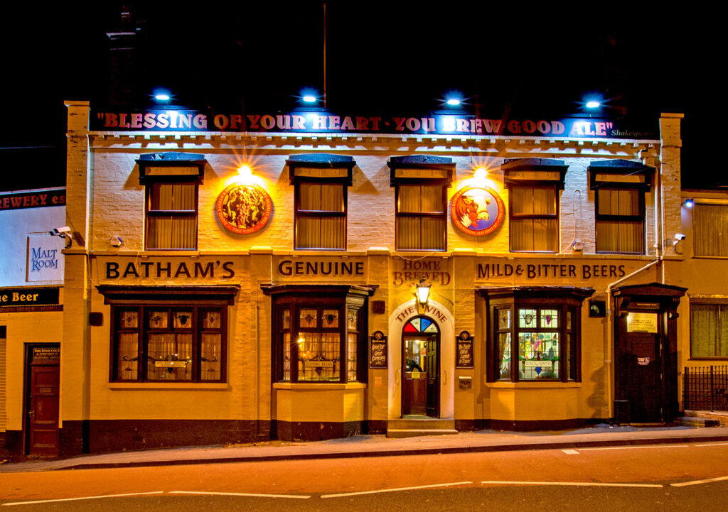 Vine, Brierley Hill: Full pub exterior