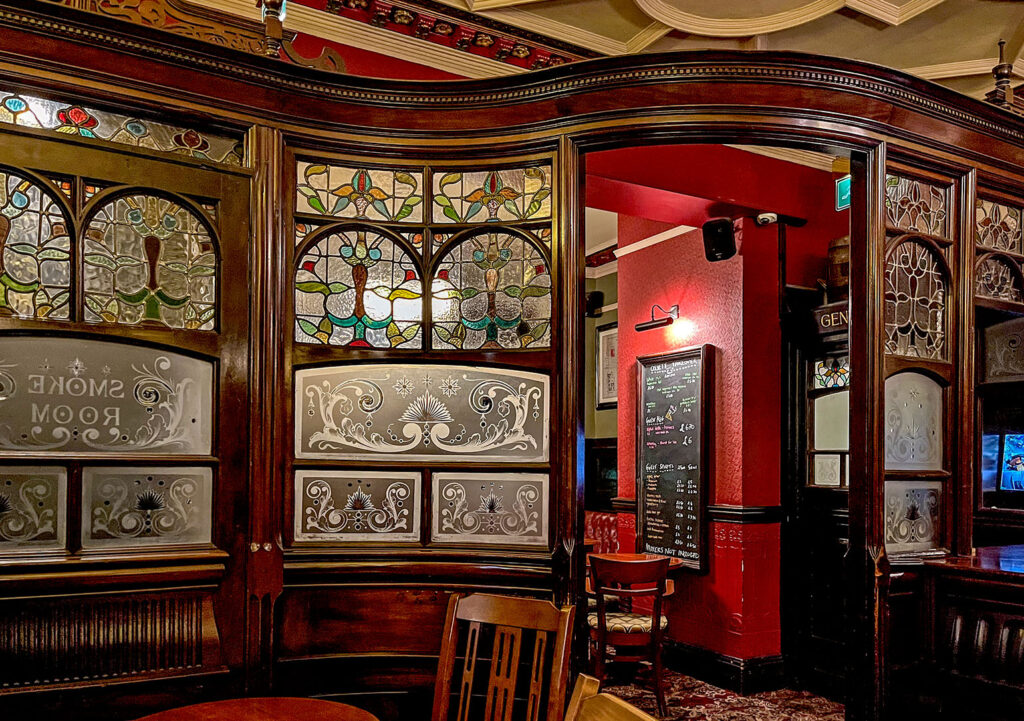 Dun Cow, Sunderland: Curved screen with decorated glass panels