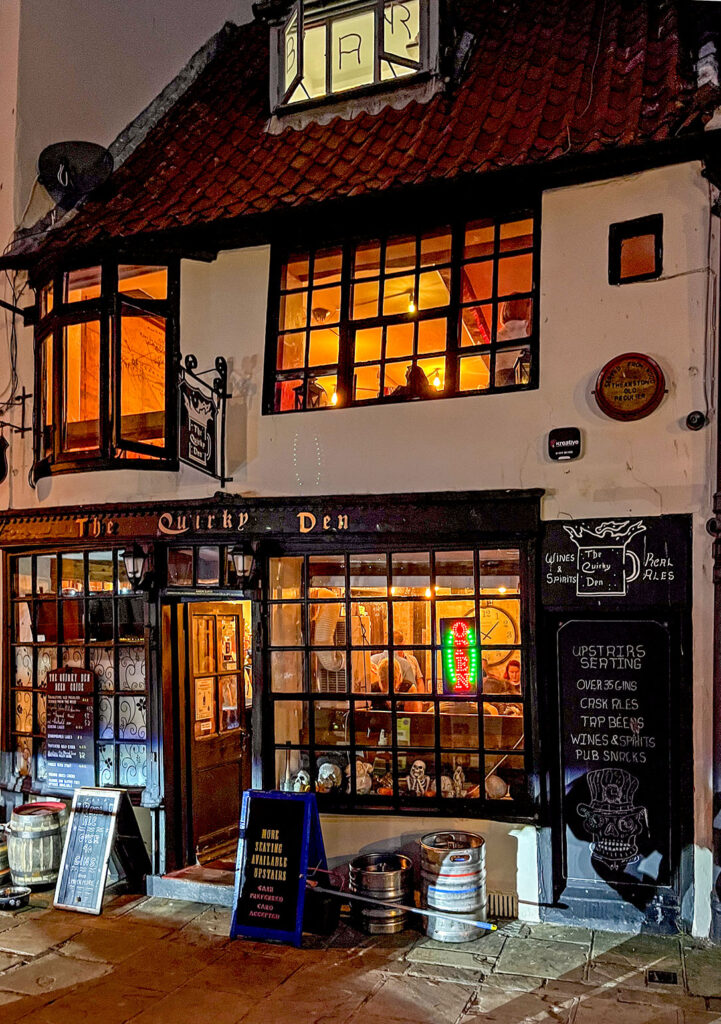 Quirky Den, Whitby: Exterior at night
