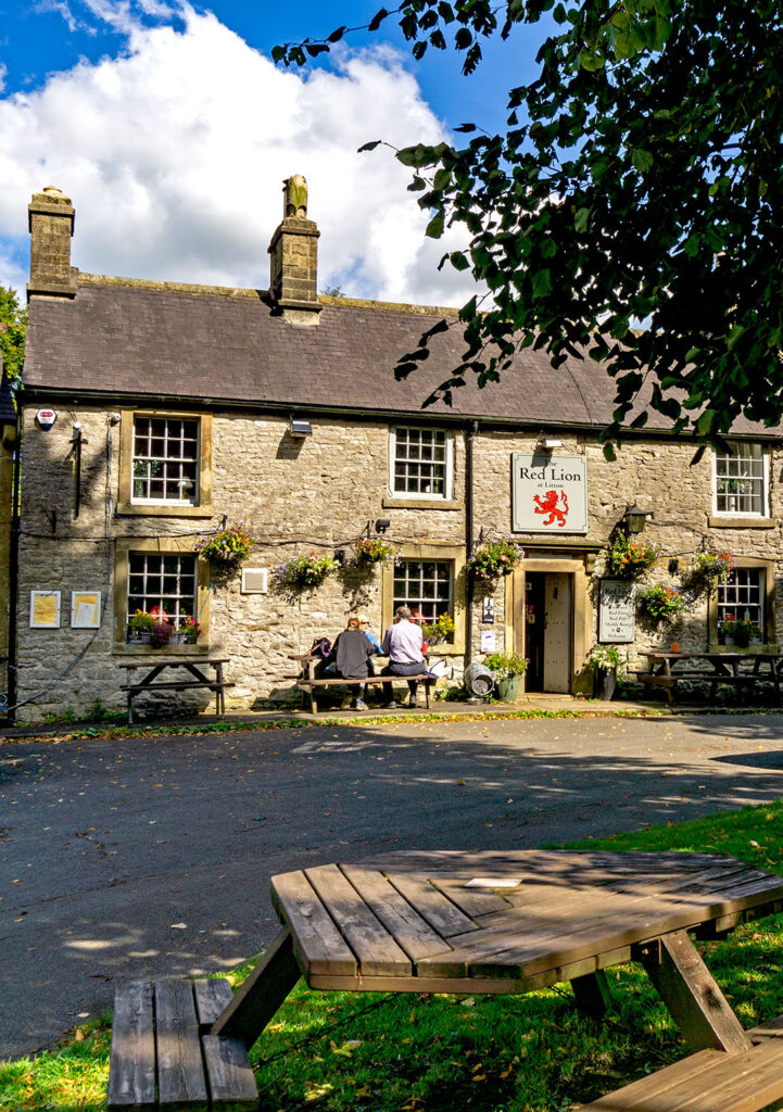 Red Lion, Litton: Exterior with table in foreground