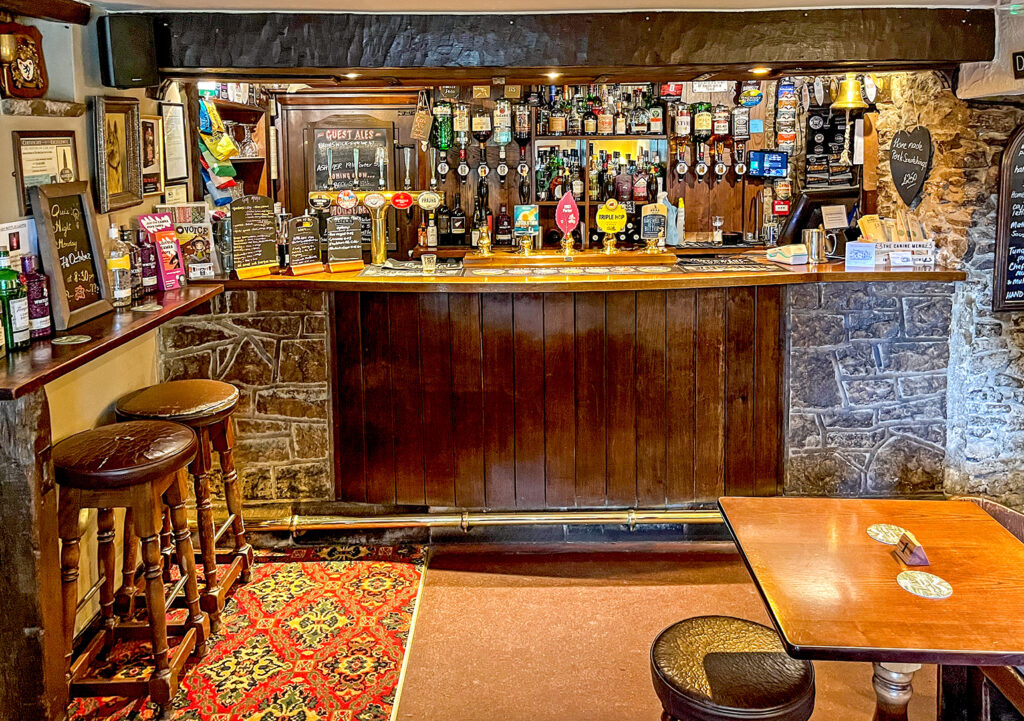 Red Lion, Litton: Front left room and bar counter