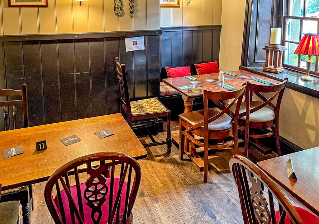 Red Lion, Litton: Front right room