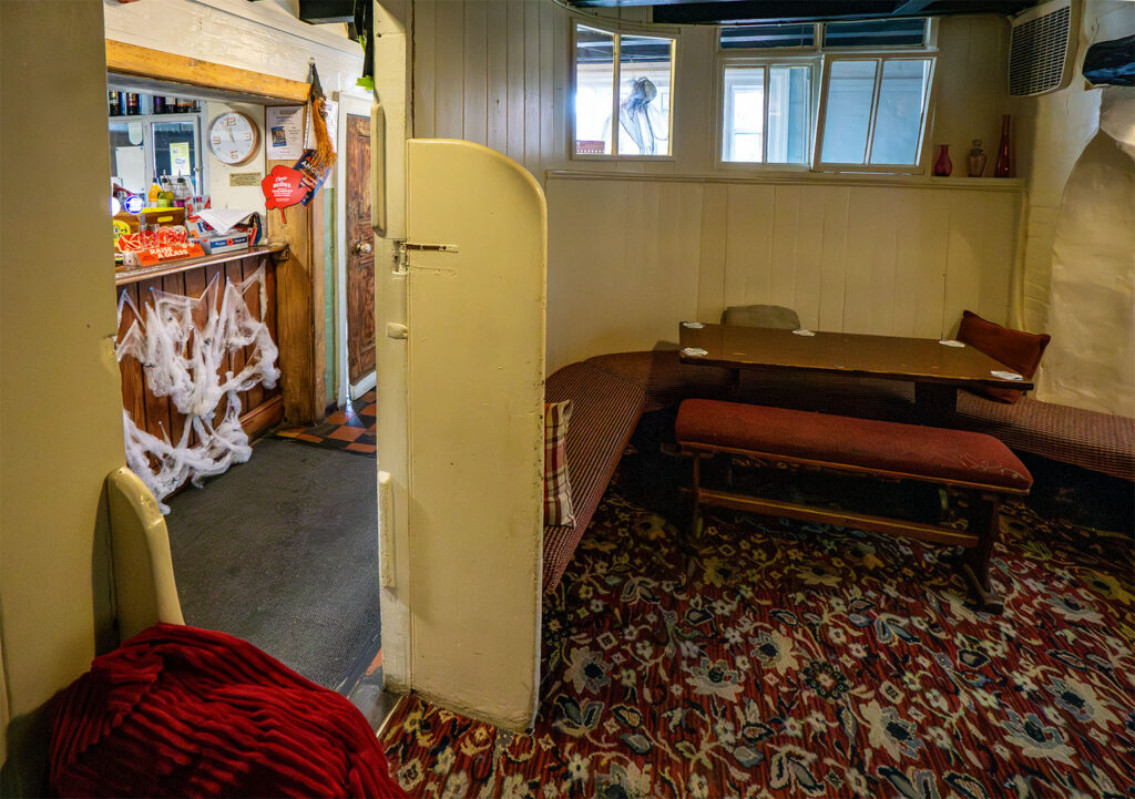 Malt Shovel, Spondon: Snug with settle