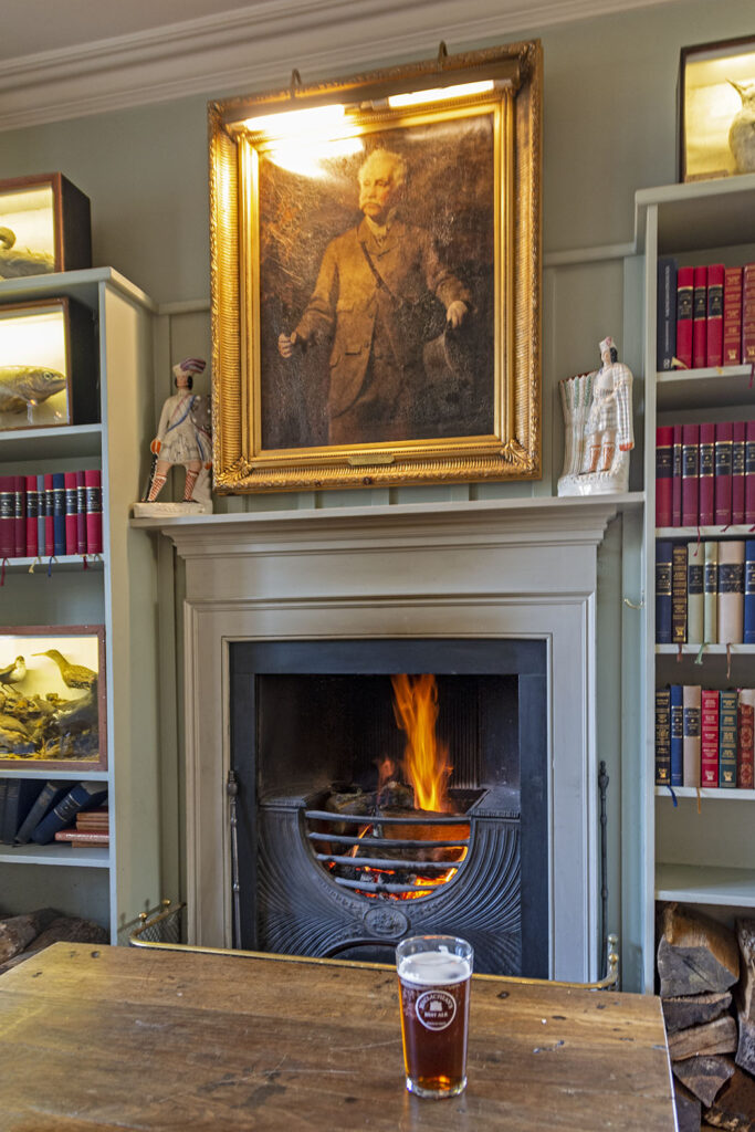Loch Lomond Arms, Luss: Pub room with fire