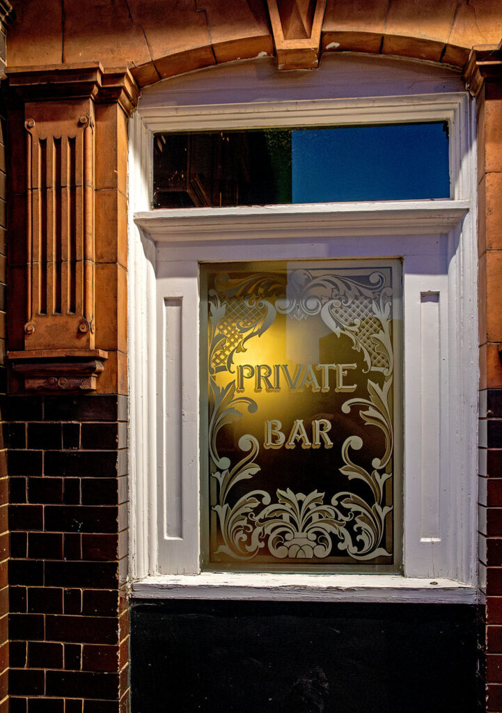 Duke William, Stourbridge: Etched 'Private Bar' window sign