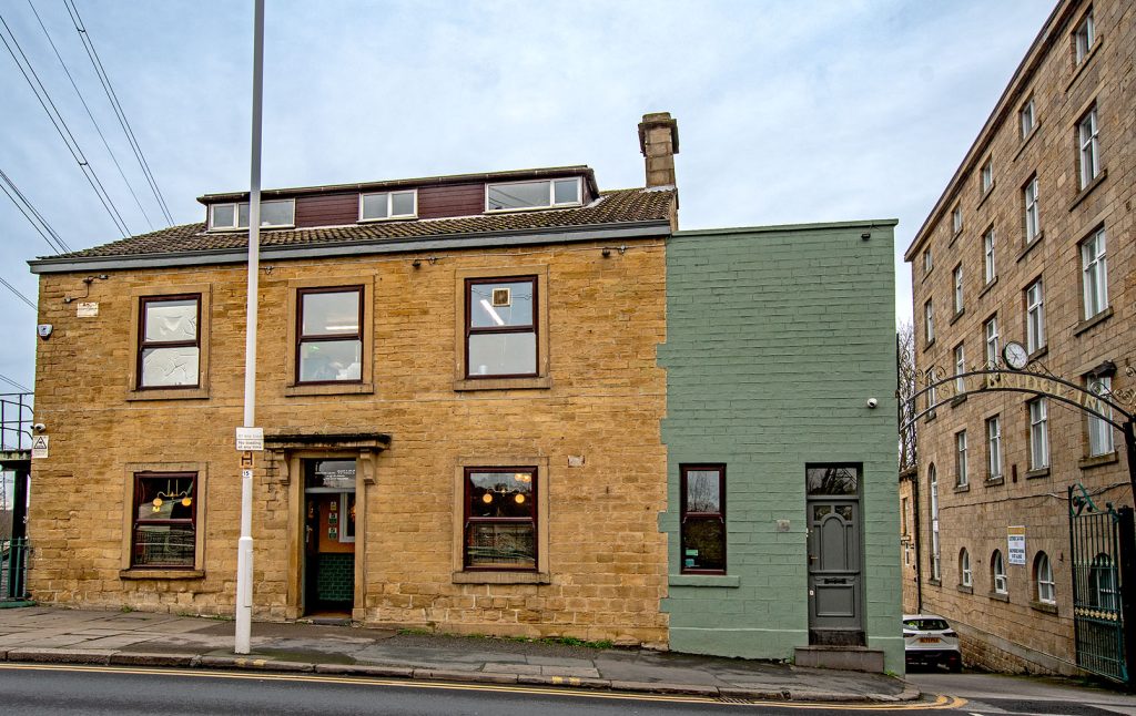 Kirkstall Bridge Inn, Leeds: Full exterior