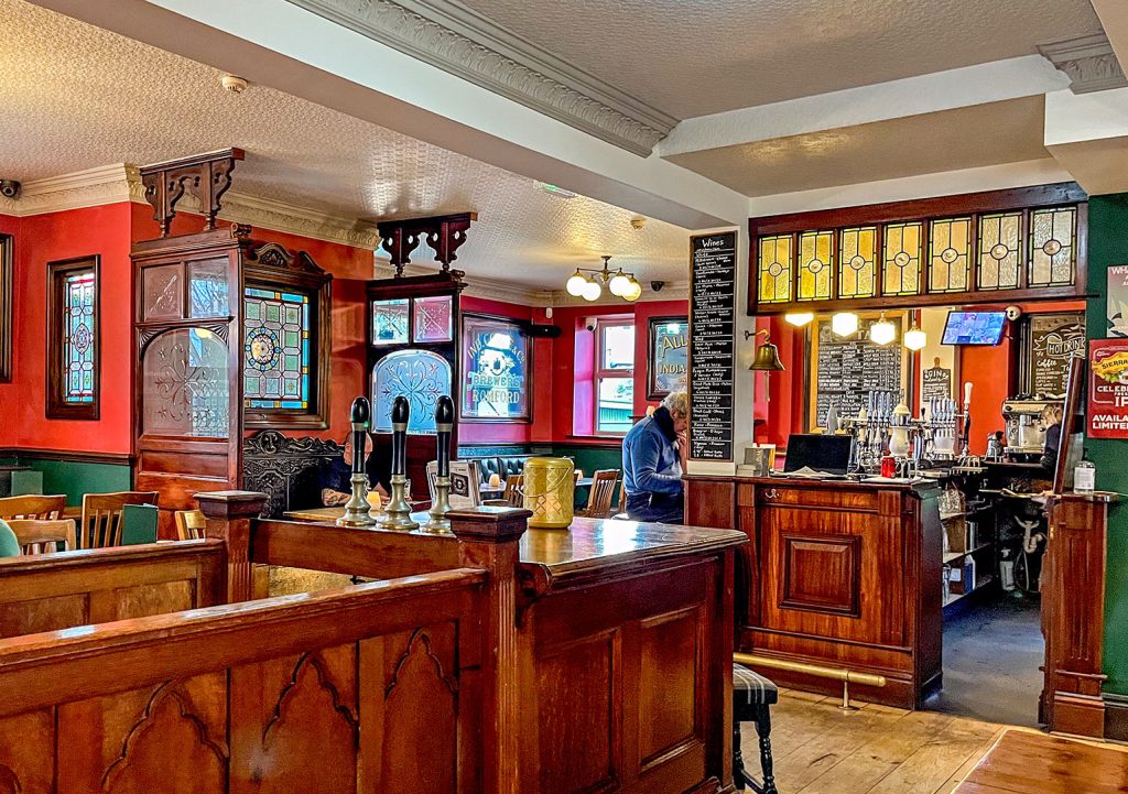 Kirkstall Bridge Inn, Leeds: Front room with bar counter with wood and leaded glass furniture.