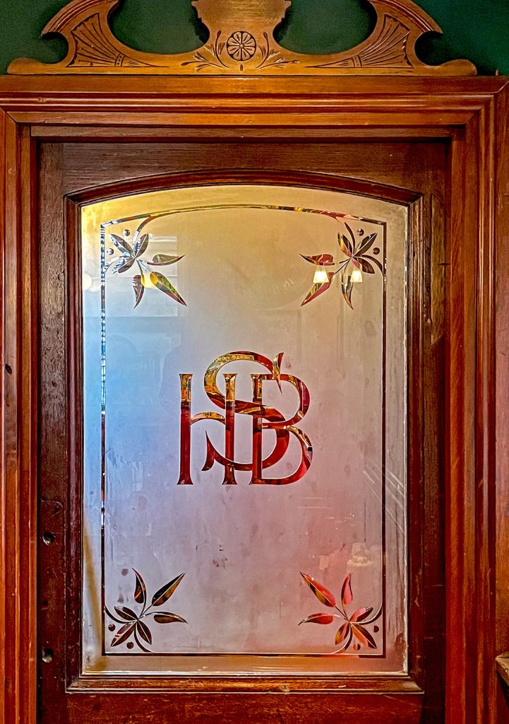 Kirkstall Bridge Inn, Leeds: Cut glass door sign