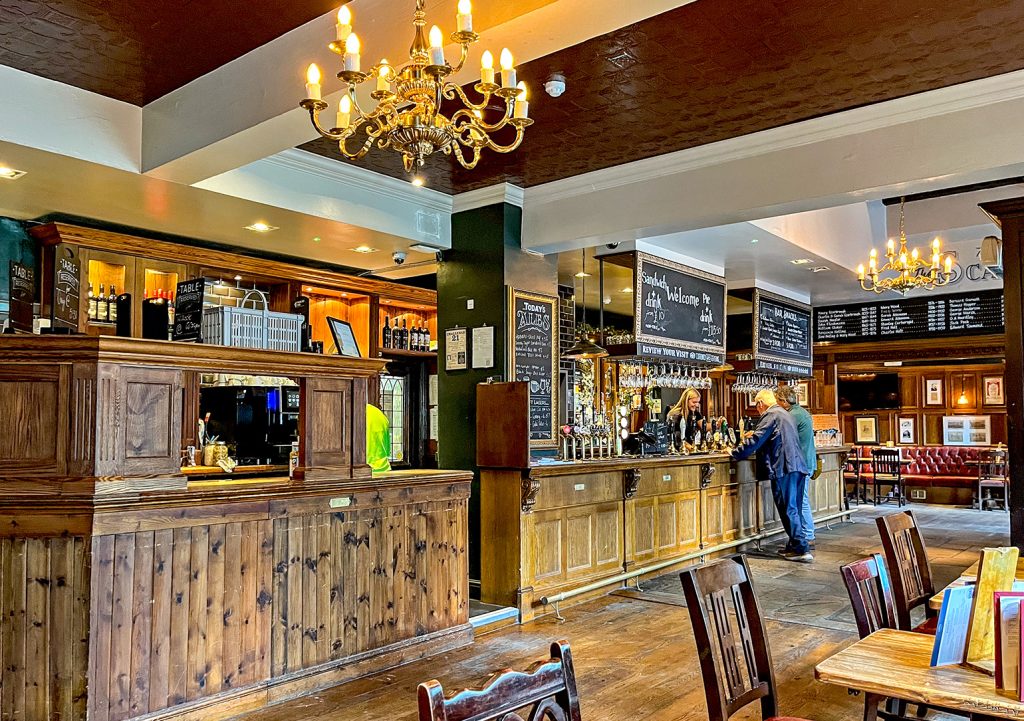 Scarbrough Hotel, Leeds: Long wooden bar counter with pub seating.