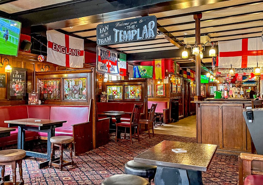 Templar, Leeds: Front bar with booths, carpet and stained glass dividers