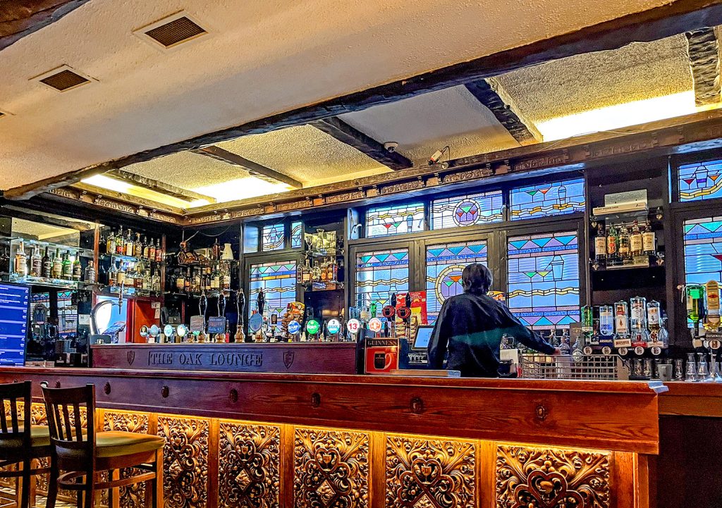 Errigle Inn, Belfast: Bar counter in the Oak Lounge