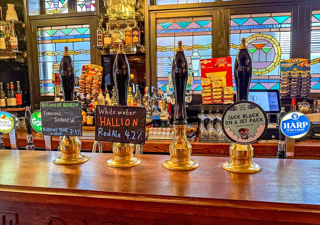 Errigle Inn, Belfast: Handpumps in the Oak Lounge