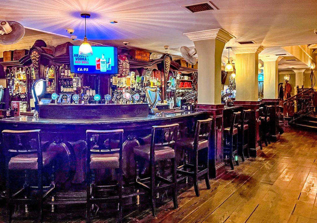 Errigle Inn, Belfast: Main bar with bar counter and bar stools