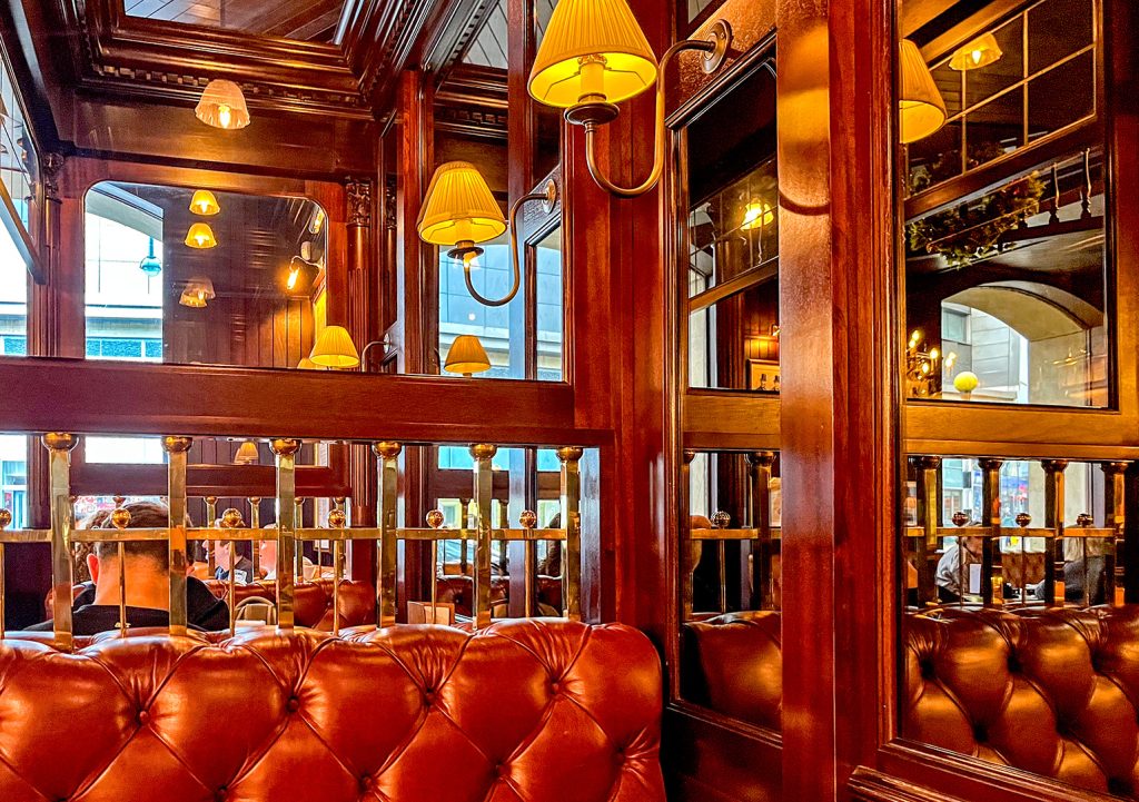 Bankers Cat, Leeds: Drinking booth with side mirrors and customers beyond