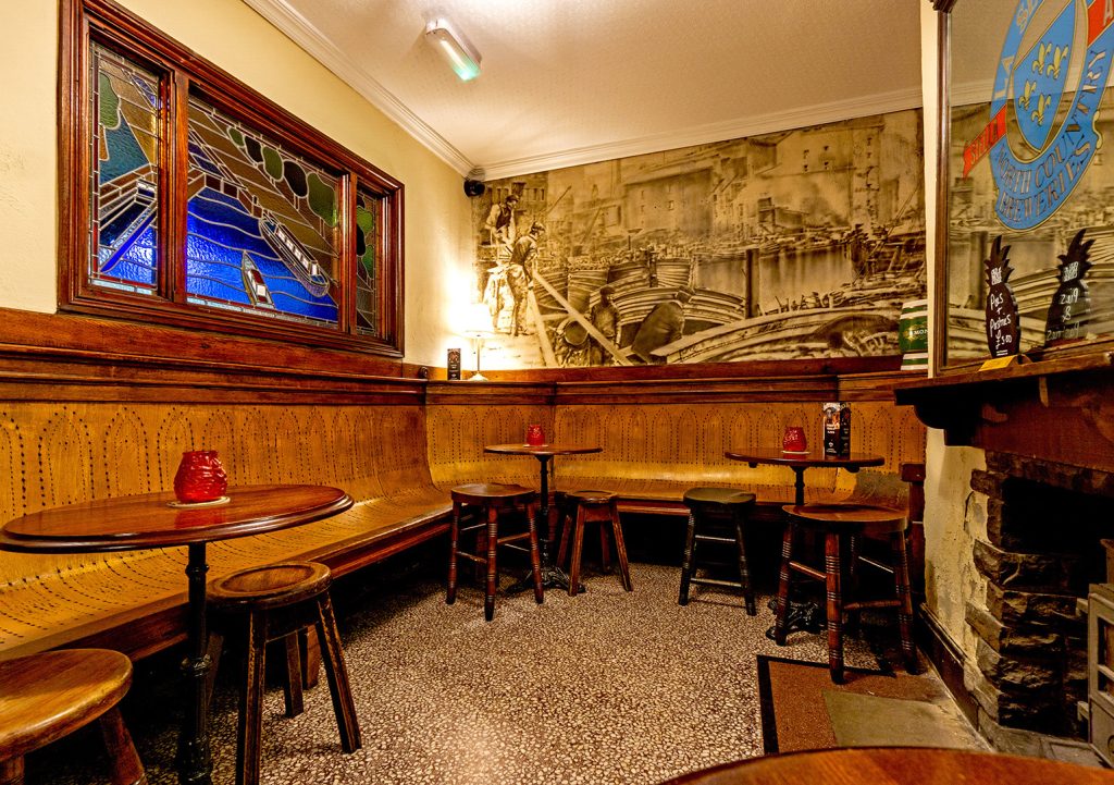 Grove Inn, Leeds: Snug / Rear side room with bentwood seating