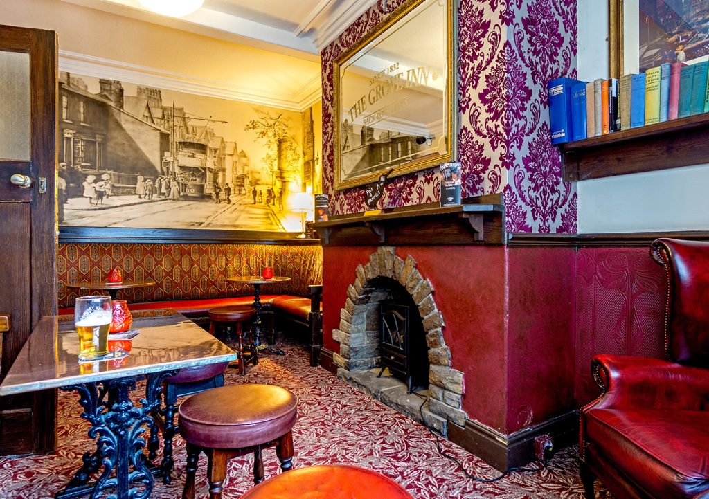 Grove Inn, Leeds: Front side room with furniture, fireplace and wall painting