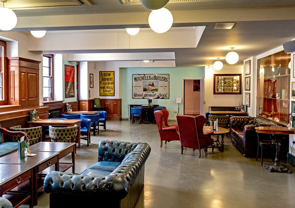 Tetley Pub, Leeds: Large lounge with sofas, tables and chairs