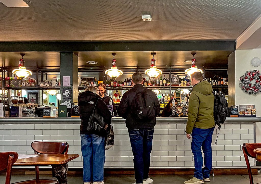 Tetley Pub, Leeds: Bar counter with standing customers