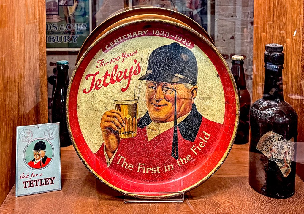 Tetley Pub, Leeds: Close-up of Tetley Brewery centenary 1823-1923 tray showing the huntsman logo