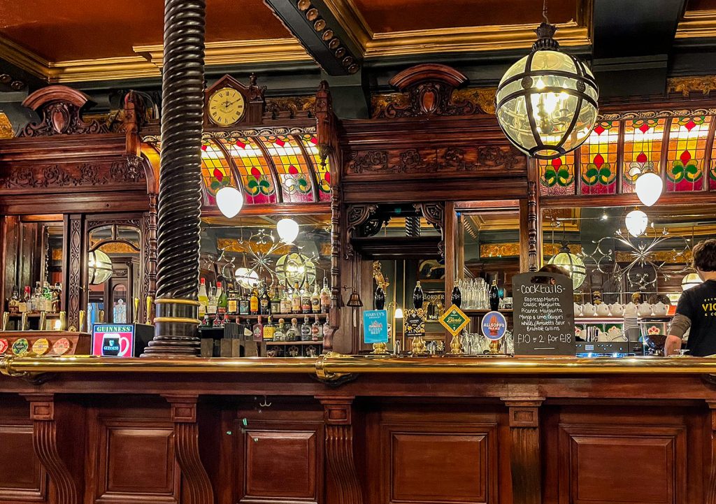 Victoria Hotel, Leeds: Carved wooden bar counter with elaborate carved and stained glass bar back