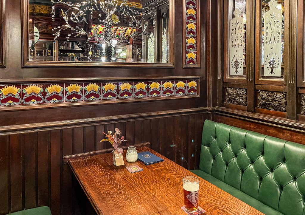 Victoria Hotel, Leeds: Drinking booth with cut glass mirror and green seating