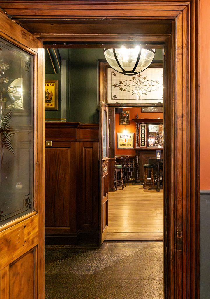 Victoria Hotel, Leeds: View through two doorways into corridor and main bar
