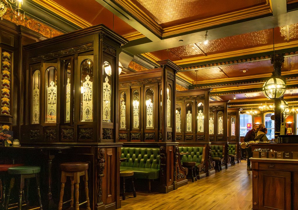 Victoria Hotel, Leeds: Main bar with row of wood and etched glass drinking booths.